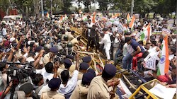 पटनाः फिर सड़कों पर उतरे छात्र, CM आवास घेरने की कोशिश, गोलंबर चौक पर पुलिस से झड़प