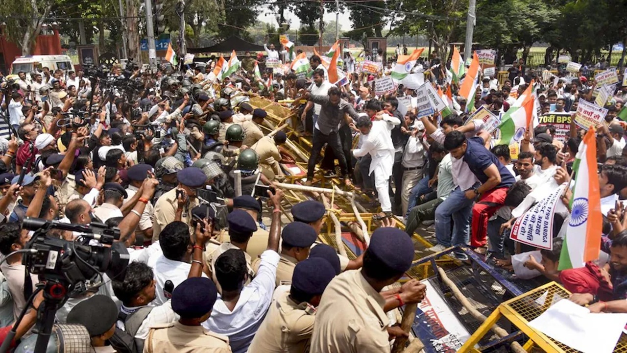 पटनाः फिर सड़कों पर उतरे छात्र, CM आवास घेरने की कोशिश, गोलंबर चौक पर पुलिस से झड़प पटनाः फिर सड़कों पर उतरे छात्र, CM आवास घेरने की कोशिश, गोलंबर चौक पर पुलिस से झड़प