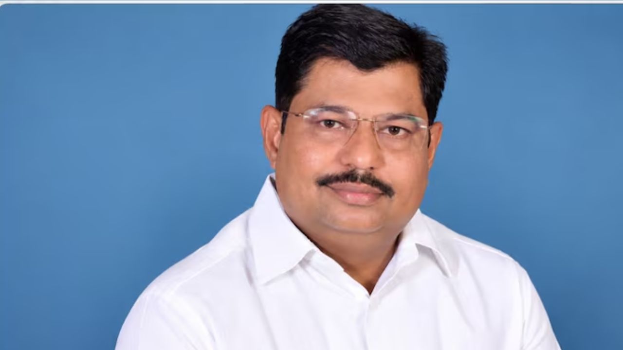 मुख्यमंत्री कोटे से IAS बनवा दूंगा: मथुरा में सपा नेता राजन रिजवी ने महिला बैंककर्मी को भेजा मैसेज, पार्टी ने दिखाया बाहर का रास्ता मुख्यमंत्री कोटे से IAS बनवा दूंगा: मथुरा में सपा नेता राजन रिजवी ने महिला बैंककर्मी को भेजा मैसेज, पार्टी ने दिखाया बाहर का रास्ता