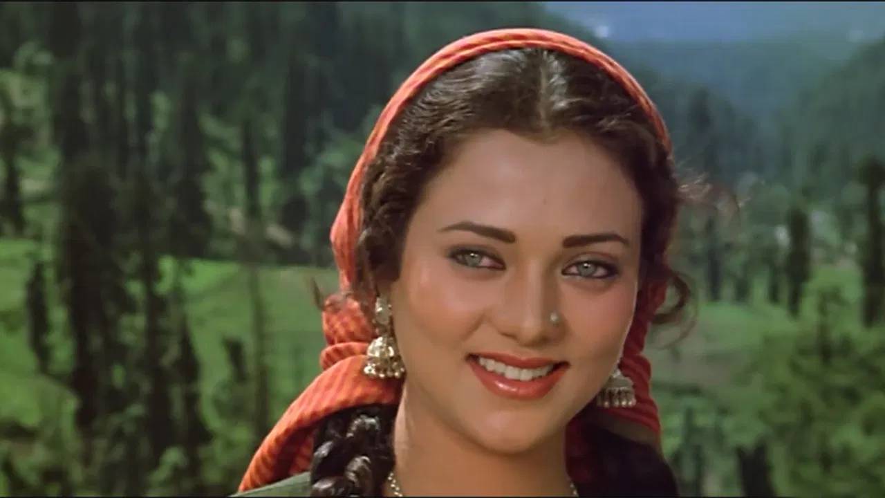 एक तस्वीर और खत्म हो गया चमकता करियर! अंडरवर्ल्ड डॉन दाऊद संग फोटो पर मंदाकिनी ने सालों बाद तोड़ी चुप्पी एक तस्वीर और खत्म हो गया चमकता करियर! अंडरवर्ल्ड डॉन दाऊद संग फोटो पर मंदाकिनी ने सालों बाद तोड़ी चुप्पी