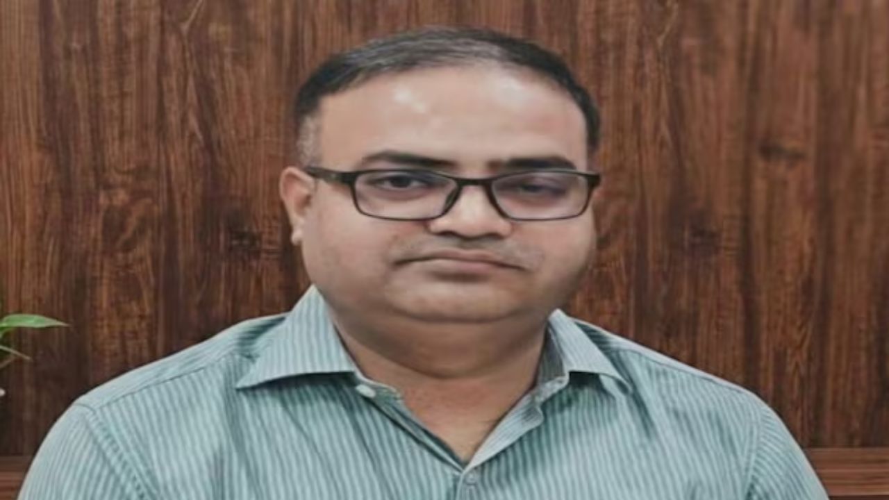 कौन हैं काशी विश्वनाथ मंदिर के नए CEO सत्यम मिश्रा? सीएम योगी ने तेज तर्रार अफसर को सौंपी बड़ी जिम्मेदारी कौन हैं काशी विश्वनाथ मंदिर के नए CEO सत्यम मिश्रा? सीएम योगी ने तेज तर्रार अफसर को सौंपी बड़ी जिम्मेदारी