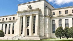 US Fed Rate Hike: यूएस फेड रिजर्व ने 3 साल बाद बढ़ाईं ब्याज दरें, बैंकों से लेकर सोने और शेयर बाजार पर क्या होगा असर?