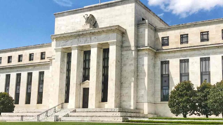 US Fed Rate Hike: यूएस फेड रिजर्व ने 3 साल बाद बढ़ाईं ब्याज दरें, बैंकों से लेकर सोने और शेयर बाजार पर क्या होगा असर?