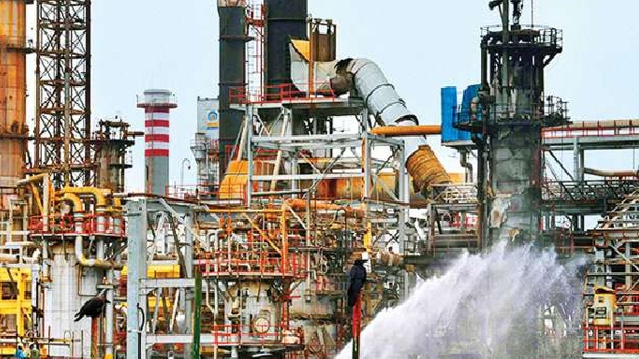 Tax Cut on Petrol: पेट्रोल-डीजल पर सरकार ने घटाया टैक्स, आम आदमी या कंपनियों को; असली फायदा किसे होगा? Tax Cut on Petrol: पेट्रोल-डीजल पर सरकार ने घटाया टैक्स, आम आदमी या कंपनियों को; असली फायदा किसे होगा?