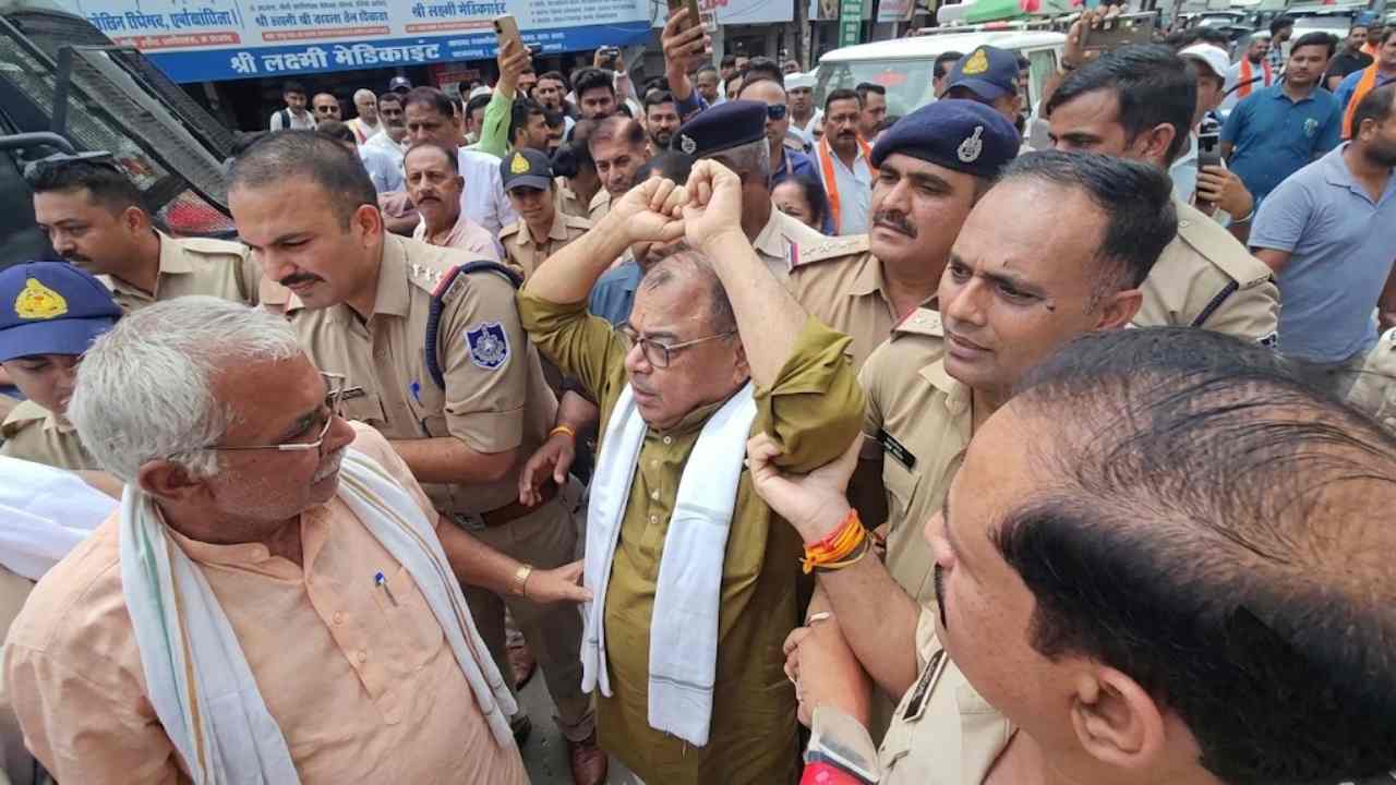 कल्पना मिश्रा मौत केस: सिरमौर चौराहे पर धरना खत्म, कांग्रेस विधायक गिरफ्तार, डिप्टी सीएम ने कही ये बात कल्पना मिश्रा मौत केस: सिरमौर चौराहे पर धरना खत्म, कांग्रेस विधायक गिरफ्तार, डिप्टी सीएम ने कही ये बात