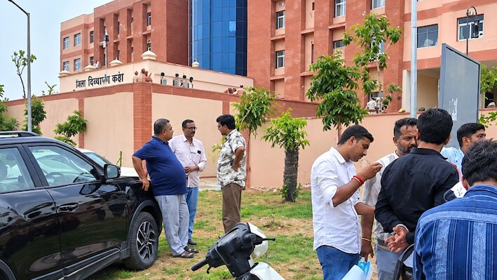 अजमेर मेयर चुनाव में नया पेंच, कांग्रेस प्रत्याशी पर 18 लाख की रिकवरी, निगम कार्यालय के बाहर नारेबाजी