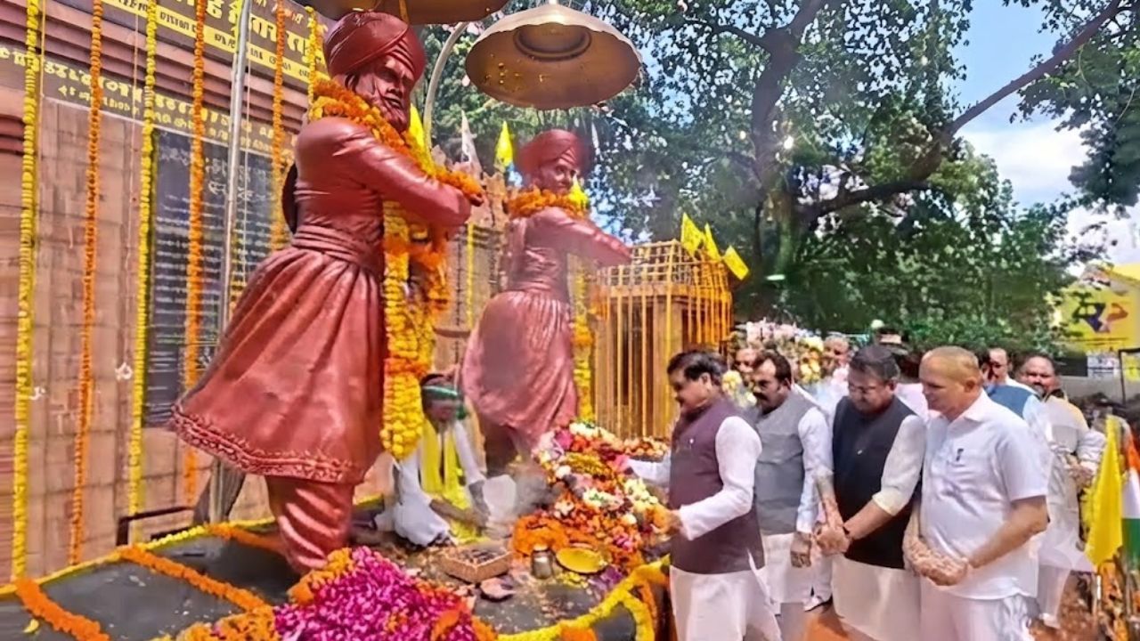 169वां बलिदान दिवस: पिता-पुत्र की कविताओं से हिल गई थी अंग्रेजी हुकूमत, जानिए कौन थे राजा शंकर शाह-कुंवर रघुनाथ? जिन्हें तोप से बांधकर दी गई थी मौत की सजा 169वां बलिदान दिवस: पिता-पुत्र की कविताओं से हिल गई थी अंग्रेजी हुकूमत, जानिए कौन थे राजा शंकर शाह-कुंवर रघुनाथ? जिन्हें तोप से बांधकर दी गई थी मौत की सजा