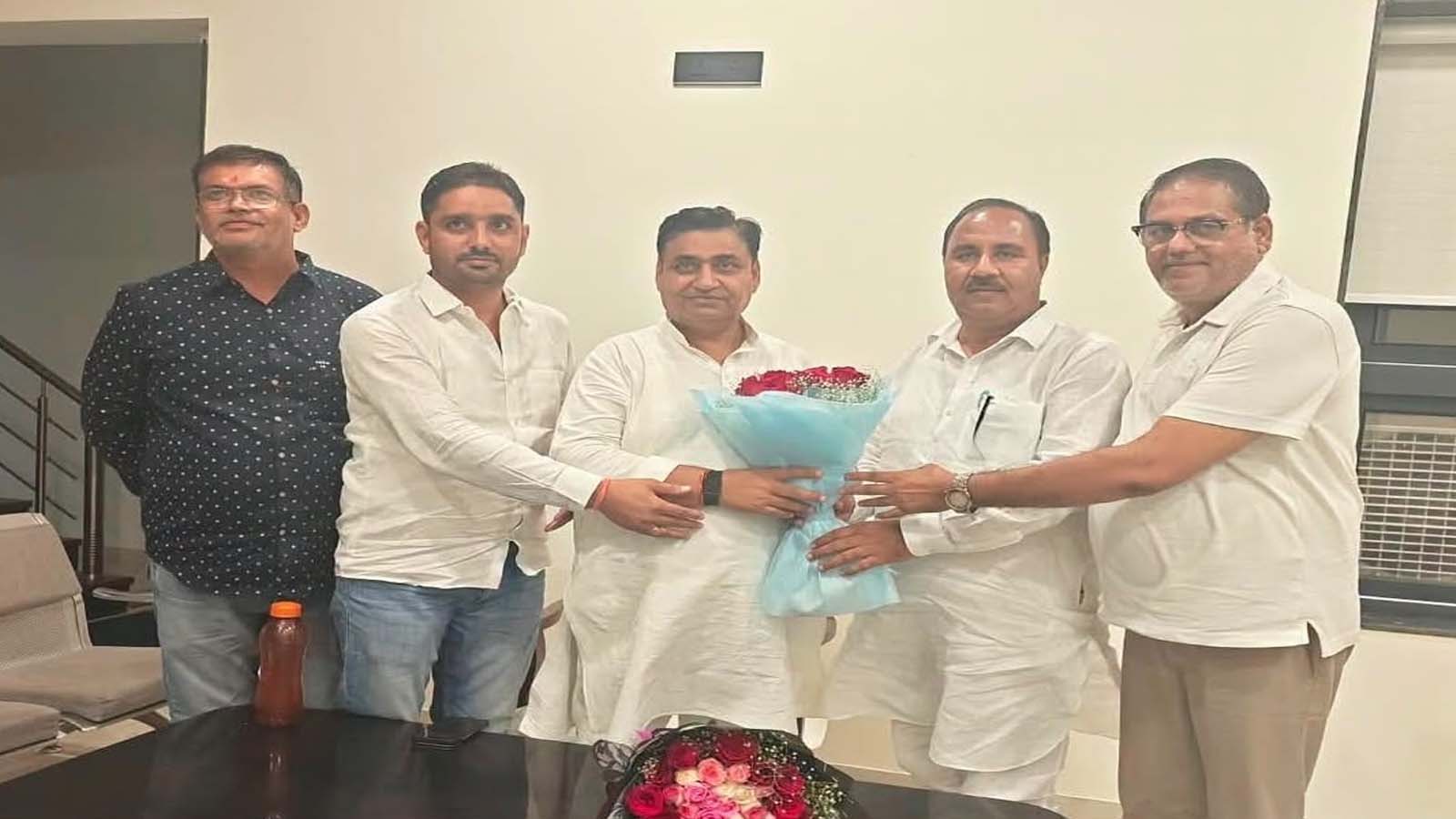 Bikaner Mayor Election : डैमेज कंट्रोल के दावों के बीच बी.डी कल्ला के बड़े आरोप, पार्षदों के घर पुलिस भेजी गई Bikaner Mayor Election : डैमेज कंट्रोल के दावों के बीच बी.डी कल्ला के बड़े आरोप, पार्षदों के घर पुलिस भेजी गई