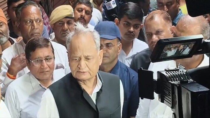 पुरोहितजी का कटला अग्निकांड: राख में सामान तलाशते दिखे व्यापारी, मौके पर पहुंचे गहलोत