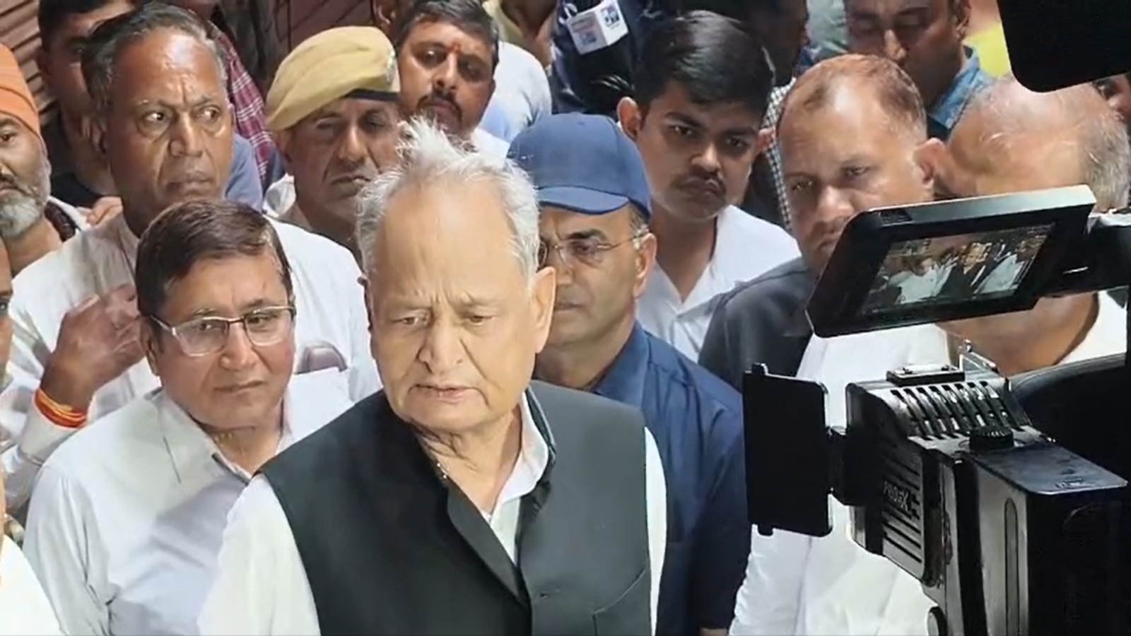 पुरोहितजी का कटला अग्निकांड: राख में सामान तलाशते दिखे व्यापारी, मौके पर पहुंचे गहलोत पुरोहितजी का कटला अग्निकांड: राख में सामान तलाशते दिखे व्यापारी, मौके पर पहुंचे गहलोत