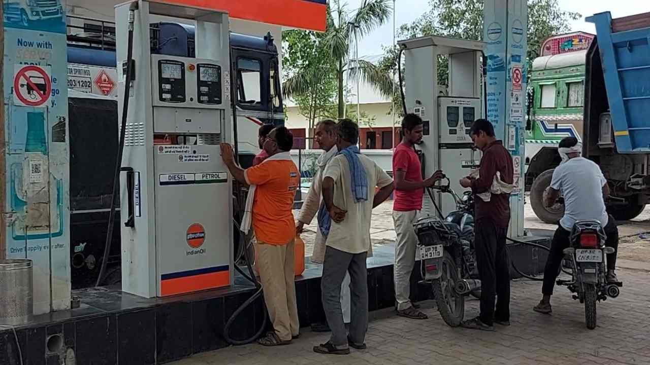 UPI पेमेंट पर बड़ा बदलाव: MP में पेट्रोल पंप पर 2000 से ज्यादा का भुगतान बंद, 16 अक्टूबर से नया नियम UPI पेमेंट पर बड़ा बदलाव: MP में पेट्रोल पंप पर 2000 से ज्यादा का भुगतान बंद, 16 अक्टूबर से नया नियम