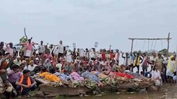 चिता आंदोलन: 7वें दिन पहुंचे कमिश्नर-कलेक्टर, विस्थापितों से बोले-गांव में ही मिलेगा पैकेज, महिला की मौत पर क्यों उठे सवाल?