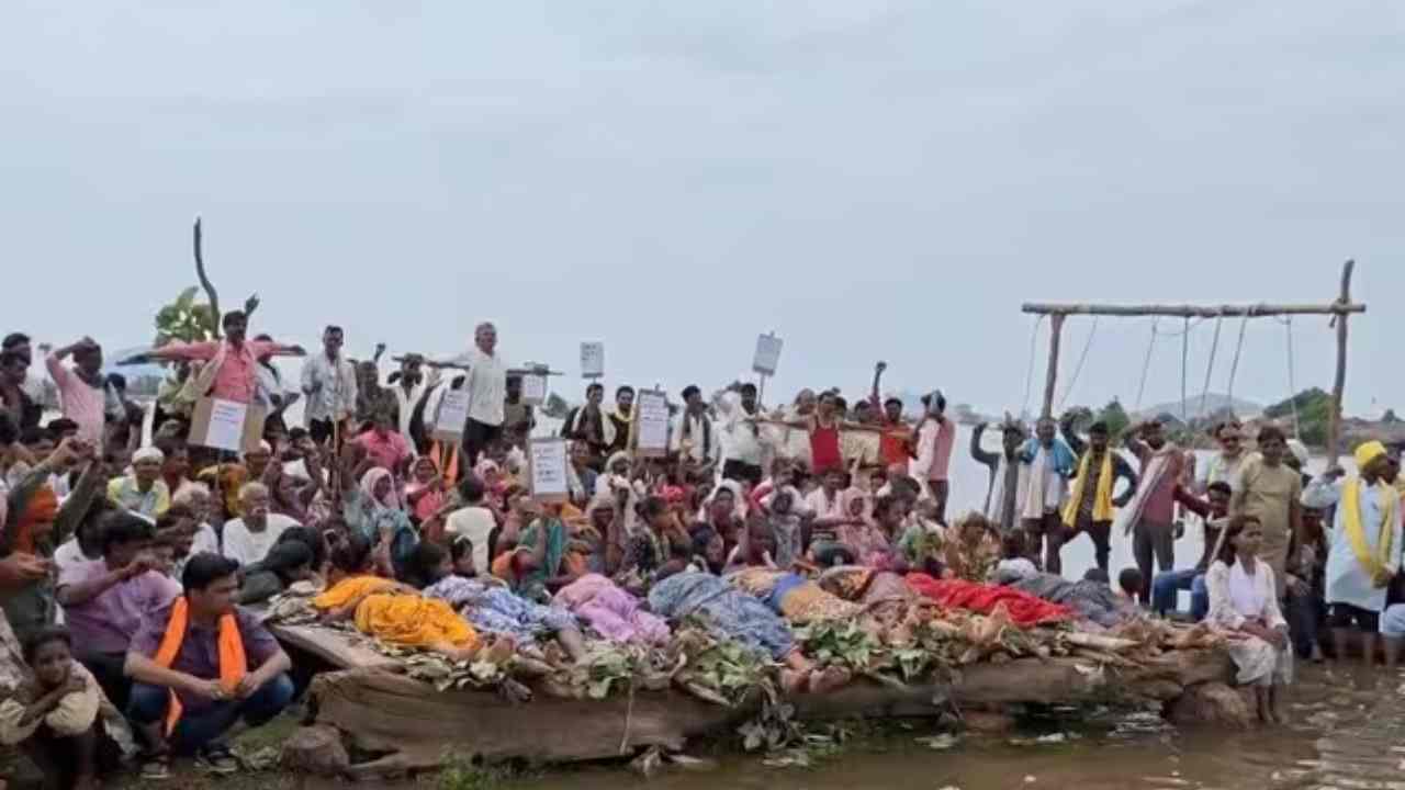 चिता आंदोलन: 7वें दिन पहुंचे कमिश्नर-कलेक्टर, विस्थापितों से बोले-गांव में ही मिलेगा पैकेज, महिला की मौत पर क्यों उठे सवाल? चिता आंदोलन: 7वें दिन पहुंचे कमिश्नर-कलेक्टर, विस्थापितों से बोले-गांव में ही मिलेगा पैकेज, महिला की मौत पर क्यों उठे सवाल?
