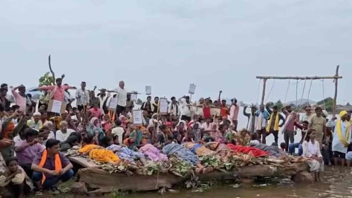 चिता आंदोलन: 7वें दिन पहुंचे कमिश्नर-कलेक्टर, विस्थापितों से बोले-गांव में ही मिलेगा पैकेज, महिला की मौत पर क्यों उठे सवाल?