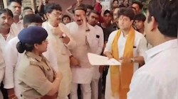 'गाड़ी में मत बैठिए...', जनसुनवाई में कलेक्टर-एसपी को नदारद देख भड़के सिंधिया, मौके पर ही लगाई अफसरों की क्लास