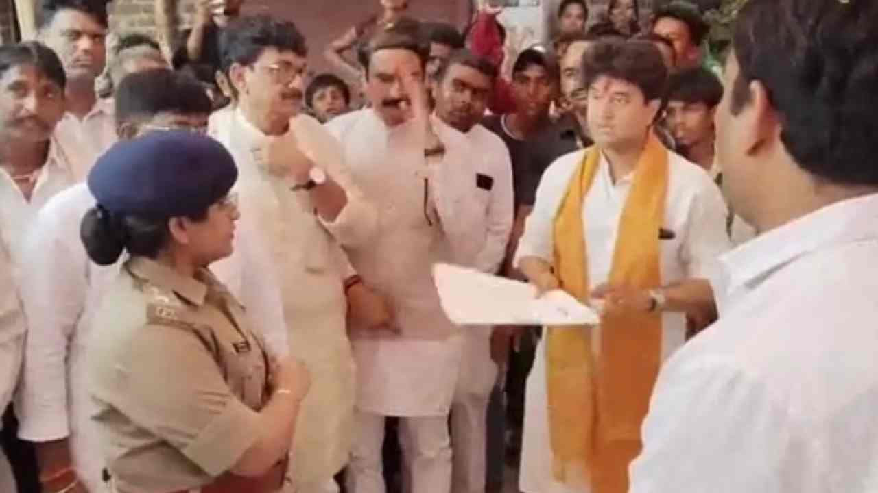 'गाड़ी में मत बैठिए...', जनसुनवाई में कलेक्टर-एसपी को नदारद देख भड़के सिंधिया, मौके पर ही लगाई अफसरों की क्लास 'गाड़ी में मत बैठिए...', जनसुनवाई में कलेक्टर-एसपी को नदारद देख भड़के सिंधिया, मौके पर ही लगाई अफसरों की क्लास