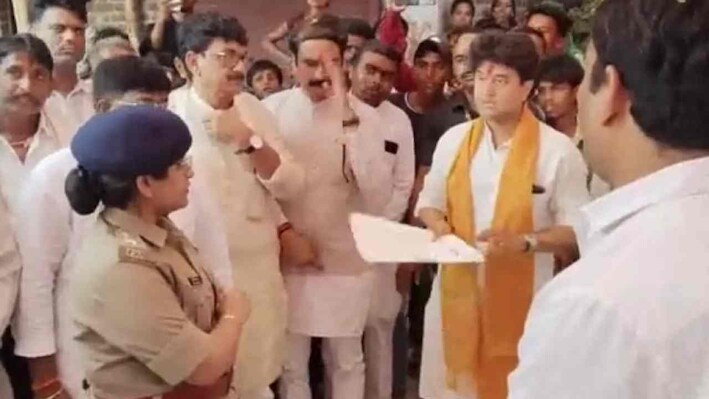 'गाड़ी में मत बैठिए...', जनसुनवाई में कलेक्टर-एसपी को नदारद देख भड़के सिंधिया, मौके पर ही लगाई अफसरों की क्लास