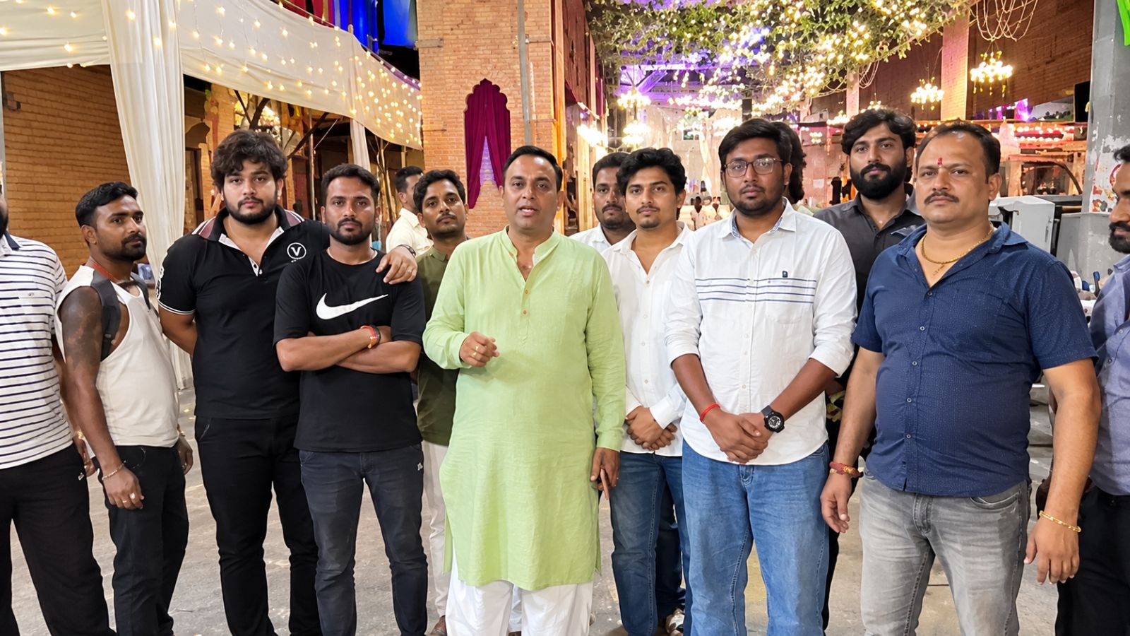 कोटा के नगर सेठ गणेश पंडाल में लहराई तलवार-पिस्टल, हंगामा करने वाले सम्राट पाटोन के खिलाफ केस दर्ज कोटा के नगर सेठ गणेश पंडाल में लहराई तलवार-पिस्टल, हंगामा करने वाले सम्राट पाटोन के खिलाफ केस दर्ज
