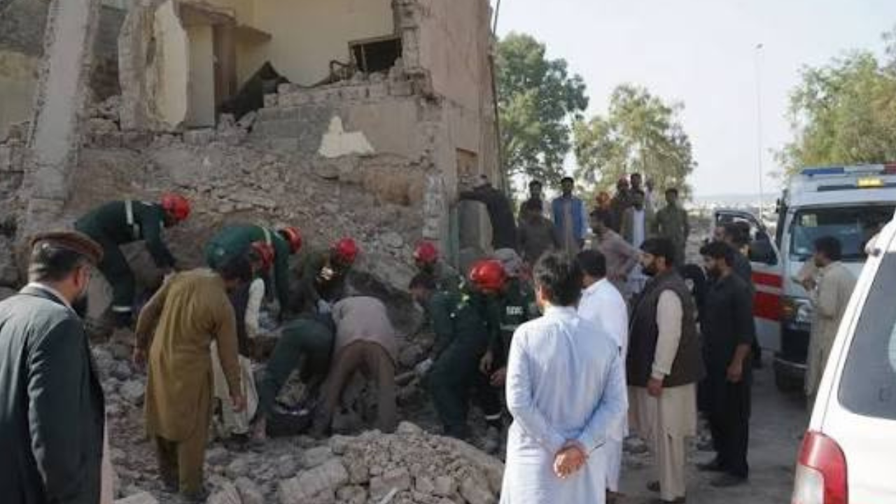 21 घंटे बाद भी PAK में ताबड़तोड़ फायरिंग, आतंकियों को घेर पुलिस चला रही ऑपरेशन; कोहाट धमाके में अबतक 31 की मौत 21 घंटे बाद भी PAK में ताबड़तोड़ फायरिंग, आतंकियों को घेर पुलिस चला रही ऑपरेशन; कोहाट धमाके में अबतक 31 की मौत