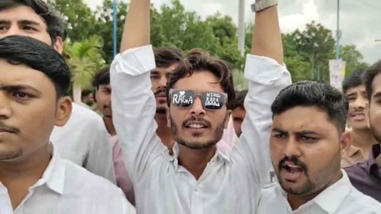 'तख्त वालों को कहां अहले-तलब की खबर...', छात्रों की गूंज में Gen-Z युवाओं का शायराना अंदाज, इंदौर में ‘RAGA KING’ चश्मे ने खींचा ध्यान 'तख्त वालों को कहां अहले-तलब की खबर...', छात्रों की गूंज में Gen-Z युवाओं का शायराना अंदाज, इंदौर में ‘RAGA KING’ चश्मे ने खींचा ध्यान