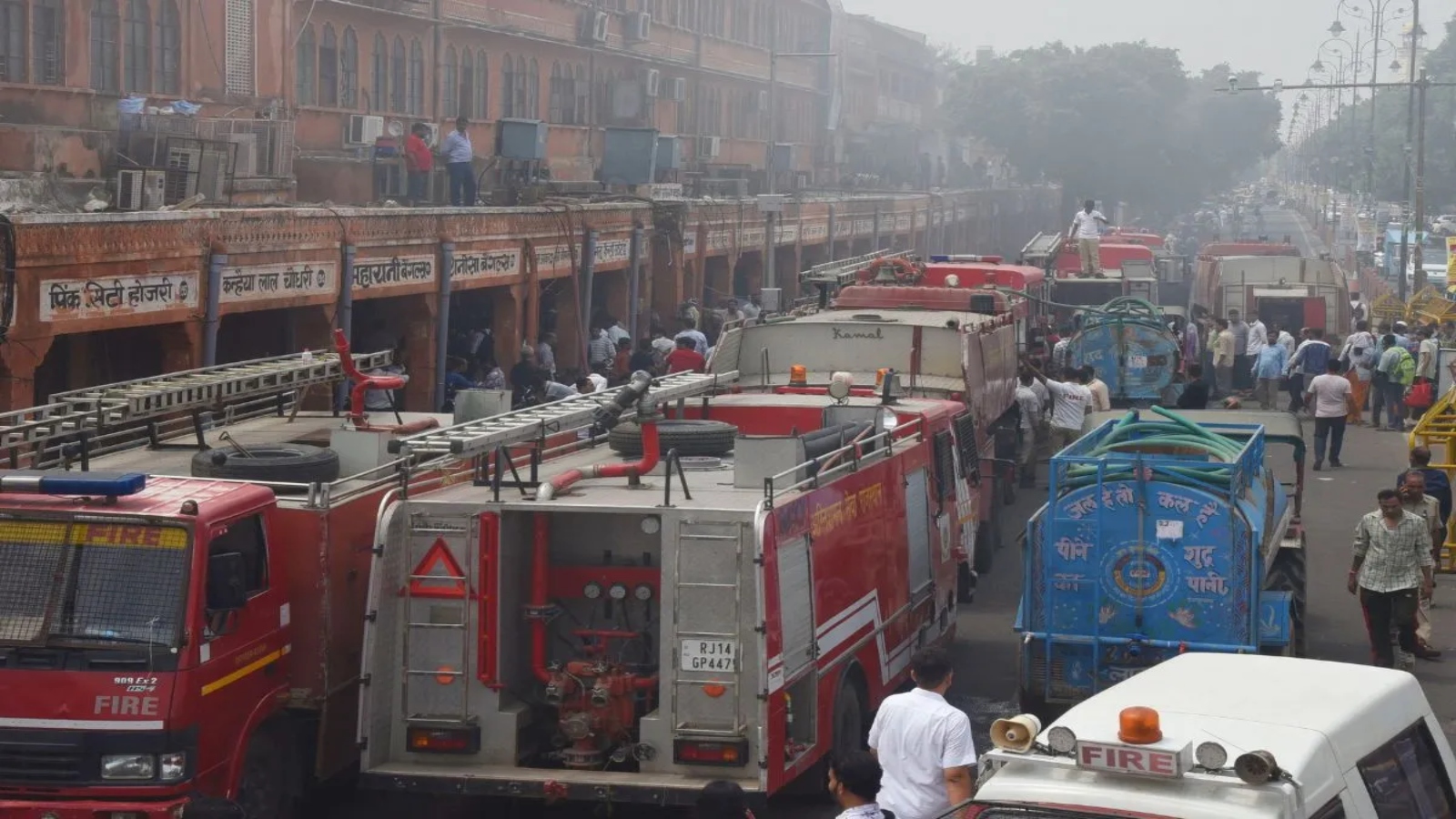 आग बुझी, लेकिन सवाल सुलग रहे: सेठी कॉम्प्लेक्स में फायर NOC से 3.87 करोड़ के सिस्टम तक उठे 3 बड़े सवाल आग बुझी, लेकिन सवाल सुलग रहे: सेठी कॉम्प्लेक्स में फायर NOC से 3.87 करोड़ के सिस्टम तक उठे 3 बड़े सवाल