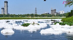 दिल्ली की यमुना में फिर दिखा जहरीला झाग, मानसून में कम पानी ने बढ़ाई परेशानी