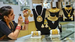 ₹1.53 लाख पर पहुंचा सोना अभी और दिखाएगा भाव, 2026 में डबल रेट पर बिकेगा गोल्ड, आ गई जेपी मॉर्गन, जेफरीज की नई रिपोर्ट 