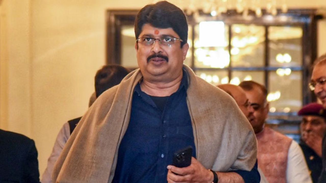 CO जियाउल हक हत्याकांड: राजा भैया को कोर्ट से बड़ी राहत, कुंडा में जश्न का माहौल CO जियाउल हक हत्याकांड: राजा भैया को कोर्ट से बड़ी राहत, कुंडा में जश्न का माहौल