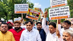 Delhi में सफाईकर्मी की आत्महत्या पर BJP का AAP कार्यालय के बाहर प्रदर्शन, इस्तीफे की मांग