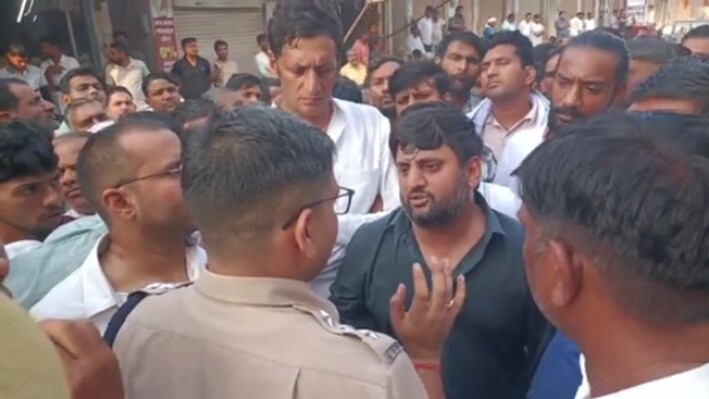 चुनाव से पहले तिजारा में हाईवोल्टेज ड्रामा: पार्षदों को रोके जाने के आरोप पर कांग्रेस का प्रदर्शन