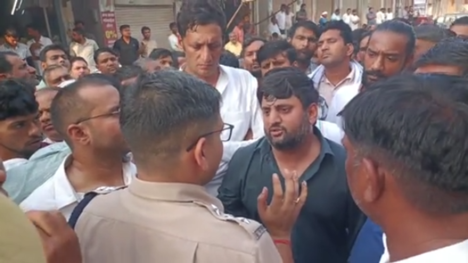चुनाव से पहले तिजारा में हाईवोल्टेज ड्रामा: पार्षदों को रोके जाने के आरोप पर कांग्रेस का प्रदर्शन चुनाव से पहले तिजारा में हाईवोल्टेज ड्रामा: पार्षदों को रोके जाने के आरोप पर कांग्रेस का प्रदर्शन