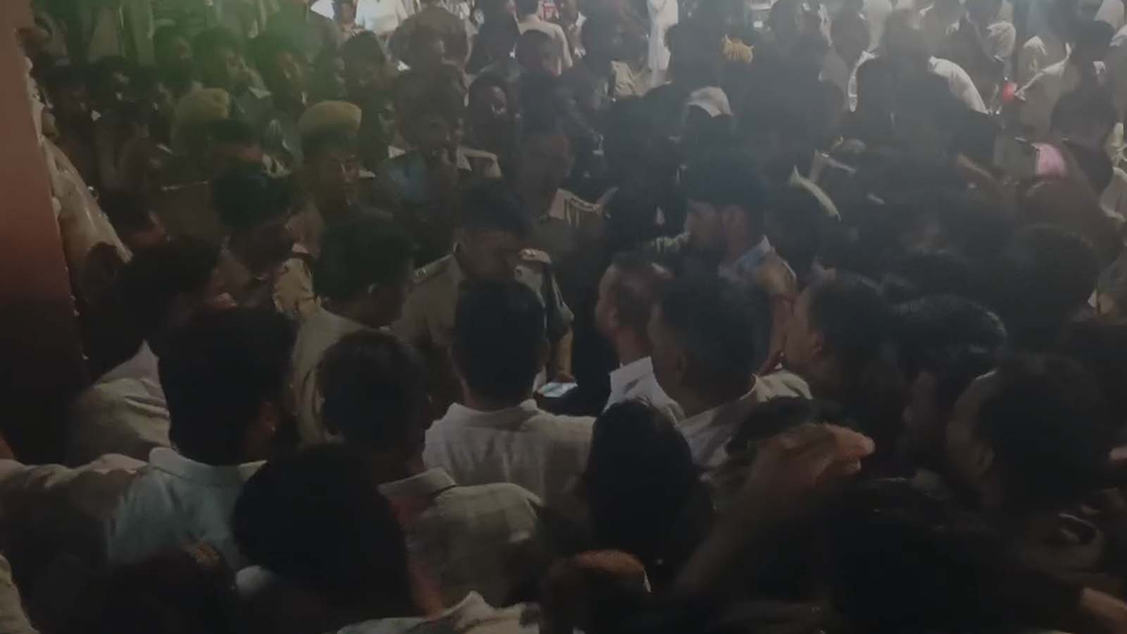 खाटूश्यामजी नगरपालिका चुनाव: 5 बार समय बढ़ाने पर भी नहीं पहुंचीं कांग्रेस पार्षद लक्ष्मी देवी, चुनाव स्थगित खाटूश्यामजी नगरपालिका चुनाव: 5 बार समय बढ़ाने पर भी नहीं पहुंचीं कांग्रेस पार्षद लक्ष्मी देवी, चुनाव स्थगित