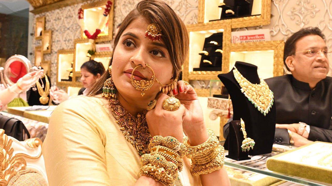 सोने में पैसा लगाने वालों की बल्ले-बल्ले, 3 लाख रुपये पर पहुंचेगा रेट! सामने आया सबसे बड़ा अपडेट सोने में पैसा लगाने वालों की बल्ले-बल्ले, 3 लाख रुपये पर पहुंचेगा रेट! सामने आया सबसे बड़ा अपडेट