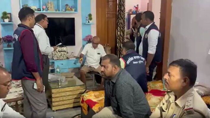 भवन निर्माण निगम के GM कमलेश कुमार पर EOU की बड़ी कार्रवाई, पटना-हाजीपुर समेत कई ठिकानों पर छापेमारी