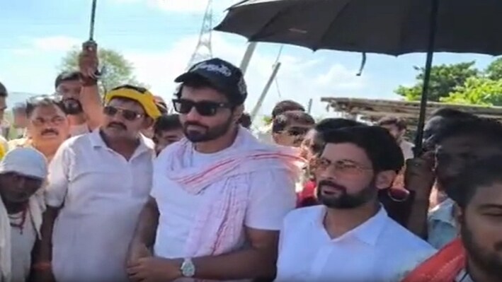 बेगूसराय में की बाढ़ पीड़ितों की मदद: सोनू सूद ने घर-घर जाकर जाना लोगों का हाल, बोले- 'कैमरा ऊपर वाले के हाथ में है'