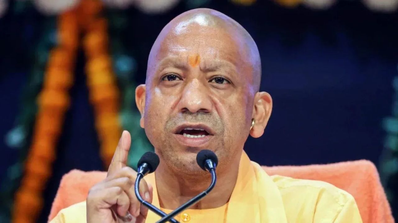 यूपी चुनाव से पहले बड़ा फेरबदल: योगी सरकार ने 18 IPS अफसरों का किया तबादला, देखें पूरी लिस्ट यूपी चुनाव से पहले बड़ा फेरबदल: योगी सरकार ने 18 IPS अफसरों का किया तबादला, देखें पूरी लिस्ट
