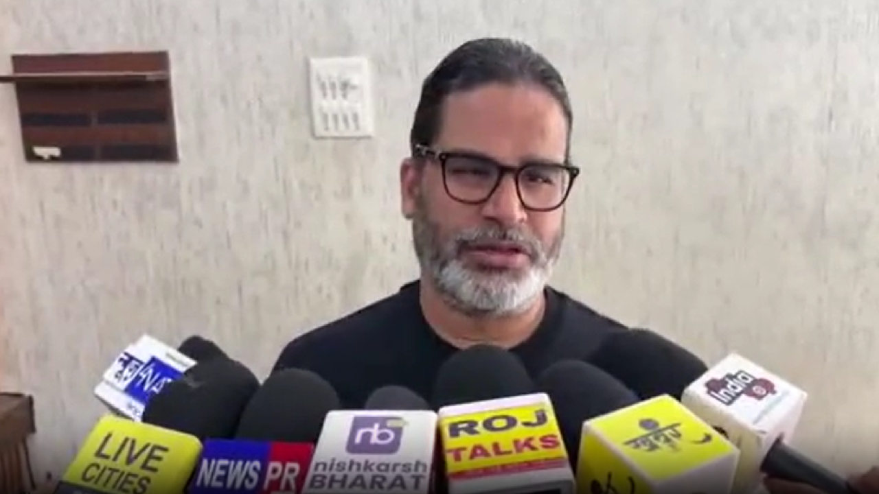 जमुई की घटना को लेकर प्रशांत किशोर सरकार पर हमलावर, विधायक मैथिली ठाकुर पर भी कसा तंज जमुई की घटना को लेकर प्रशांत किशोर सरकार पर हमलावर, विधायक मैथिली ठाकुर पर भी कसा तंज