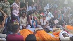 TGT PGT अभ्यर्थियों का प्रदर्शन जारी: दूसरे दिन भी शिक्षा निदेशालय पर डटे सैकड़ों छात्र, भारी फोर्स तैनात