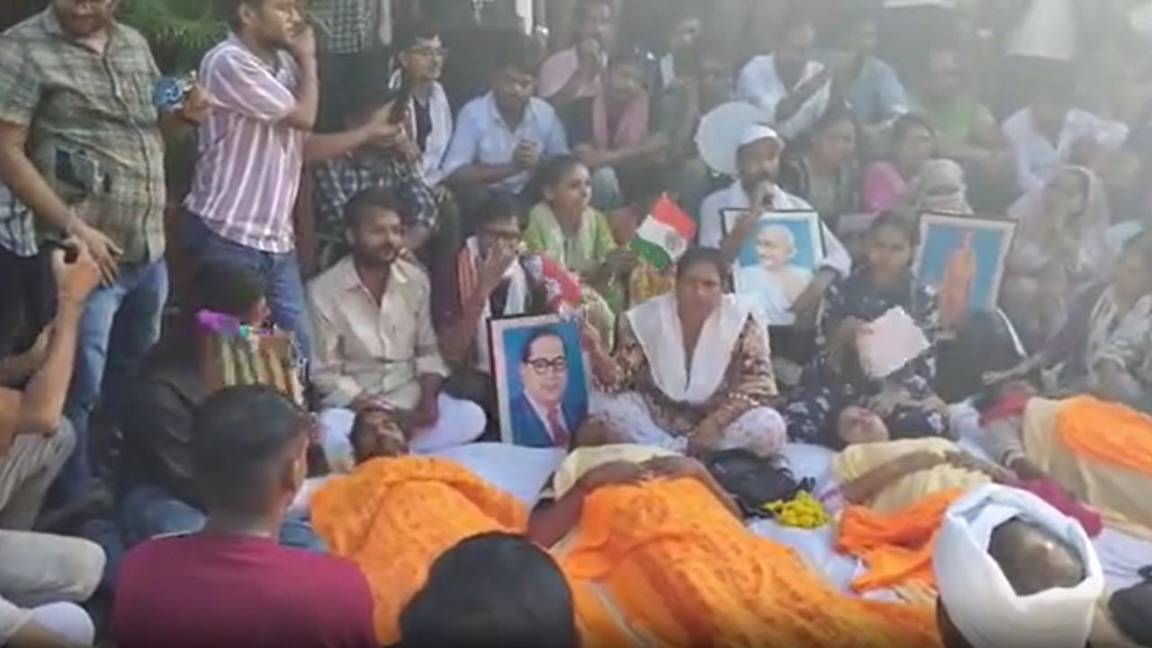 TGT PGT अभ्यर्थियों का प्रदर्शन जारी: दूसरे दिन भी शिक्षा निदेशालय पर डटे सैकड़ों छात्र, भारी फोर्स तैनात TGT PGT अभ्यर्थियों का प्रदर्शन जारी: दूसरे दिन भी शिक्षा निदेशालय पर डटे सैकड़ों छात्र, भारी फोर्स तैनात