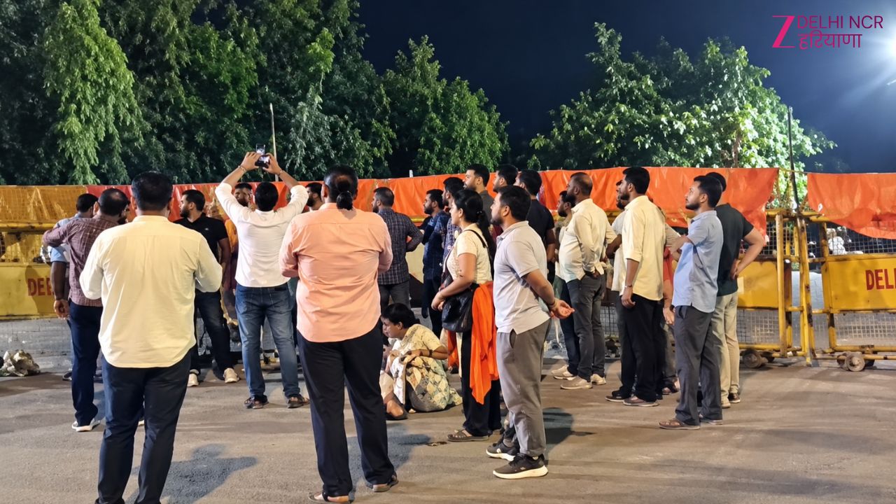 JNU में छात्रा से कथित छेड़खानी: ABVP का प्रदर्शन, सुरक्षा अधिकारी के इस्तीफे की मांग JNU में छात्रा से कथित छेड़खानी: ABVP का प्रदर्शन, सुरक्षा अधिकारी के इस्तीफे की मांग