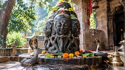 सुल्तानपुर का अनोखा पंचमुखेश्वर मंदिर: जहां पहरा देते हैं सांपों के जोड़े, आज तक किसी को नहीं पहुंचाया नुकसान