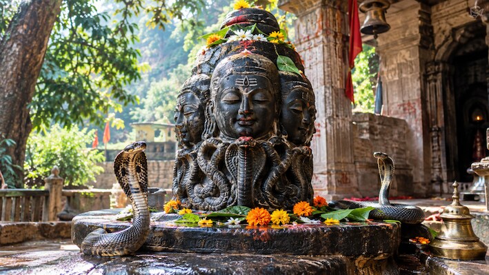 सुल्तानपुर का अनोखा पंचमुखेश्वर मंदिर: जहां पहरा देते हैं सांपों के जोड़े, आज तक किसी को नहीं पहुंचाया नुकसान