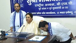 बसपा की बैठक में बड़ा फैसला: मायावती ने ईशान आनंद को सौंपी राष्ट्रीय संयोजक की कमान, पैर छूकर लिया आशीर्वाद