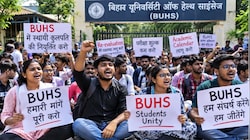 BUHS अभ्यर्थियों का JDU कार्यालय के बाहर प्रदर्शन: 10 सूत्री मांगों को लेकर स्वास्थ्य मंत्री से मुलाकात की मांग पर अड़े