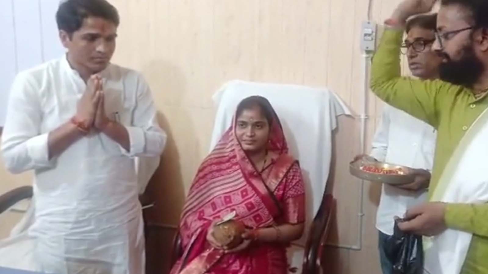 चेयरमैन साहिबा बोलीं सिर्फ 14 शब्द और पतिदेव ने दिखा दिया 35 वार्डों के विकास का रोडमैप चेयरमैन साहिबा बोलीं सिर्फ 14 शब्द और पतिदेव ने दिखा दिया 35 वार्डों के विकास का रोडमैप