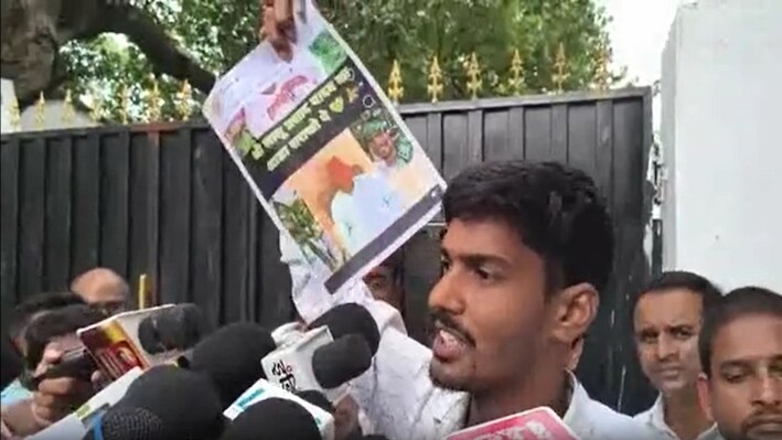 'मुझे नंदन यादव बता दिया...', राजद प्रेस कॉन्फ्रेंस में रोया राघोपुर का रत्नेश, बोला- बीजेपी ने मेरा चरित्र हनन किया