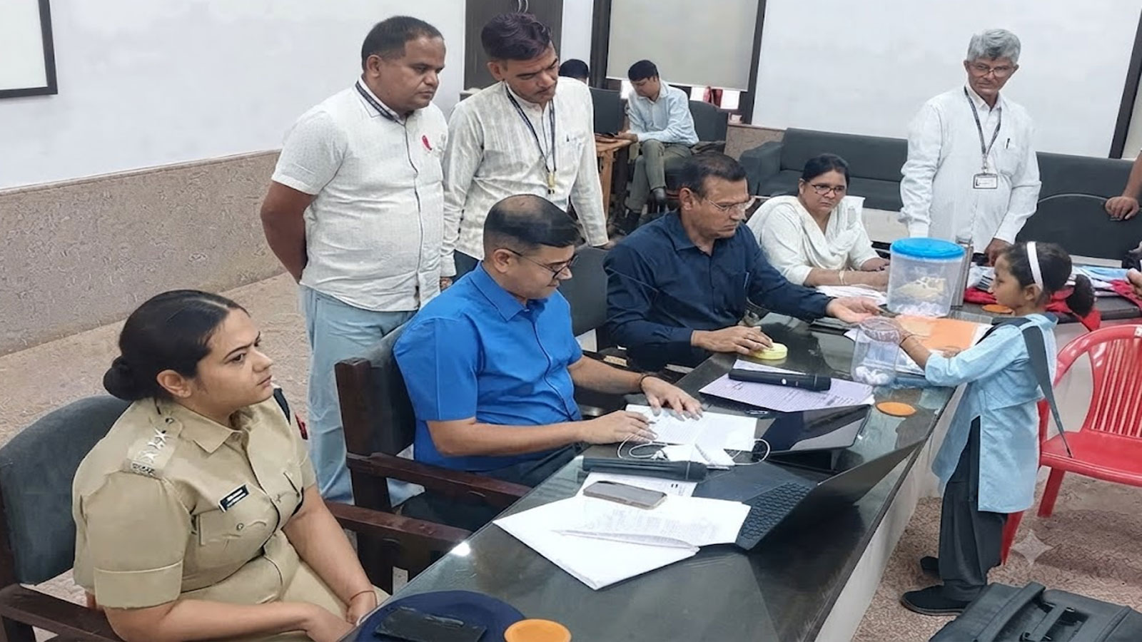 नागौर में बजा चुनावी बिगुल! वार्ड आरक्षण की लॉटरी से खुली दिग्गजों की किस्मत, जानिए कौन-कौन आरक्षित? नागौर में बजा चुनावी बिगुल! वार्ड आरक्षण की लॉटरी से खुली दिग्गजों की किस्मत, जानिए कौन-कौन आरक्षित?