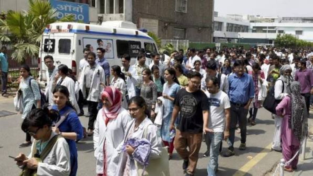 AIIMS Jodhpur Strike: रेजिडेंट डॉक्टरों की अनिश्चितकालीन हड़ताल, साथी डॉक्टर की मौत के बाद उठाए ये सवाल AIIMS Jodhpur Strike: रेजिडेंट डॉक्टरों की अनिश्चितकालीन हड़ताल, साथी डॉक्टर की मौत के बाद उठाए ये सवाल
