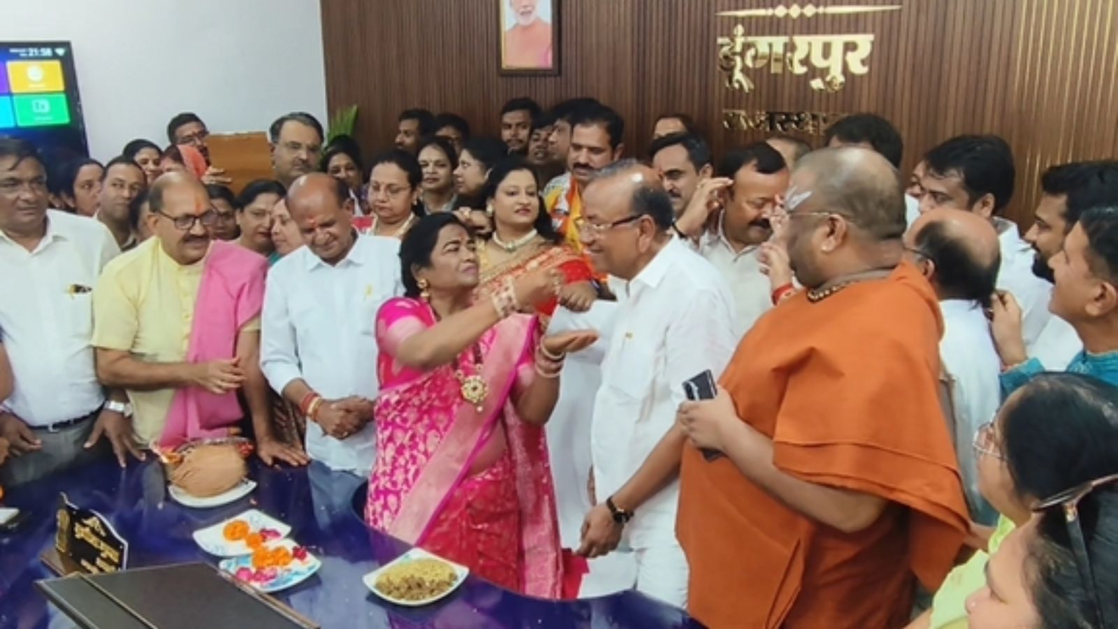 सुशीला गुप्ता बनीं डूंगरपुर नगर परिषद सभापति: पद संभालने के बाद पति के पैर छूए, बोलीं- 6 महीने में पूरे करेंगे वादे सुशीला गुप्ता बनीं डूंगरपुर नगर परिषद सभापति: पद संभालने के बाद पति के पैर छूए, बोलीं- 6 महीने में पूरे करेंगे वादे