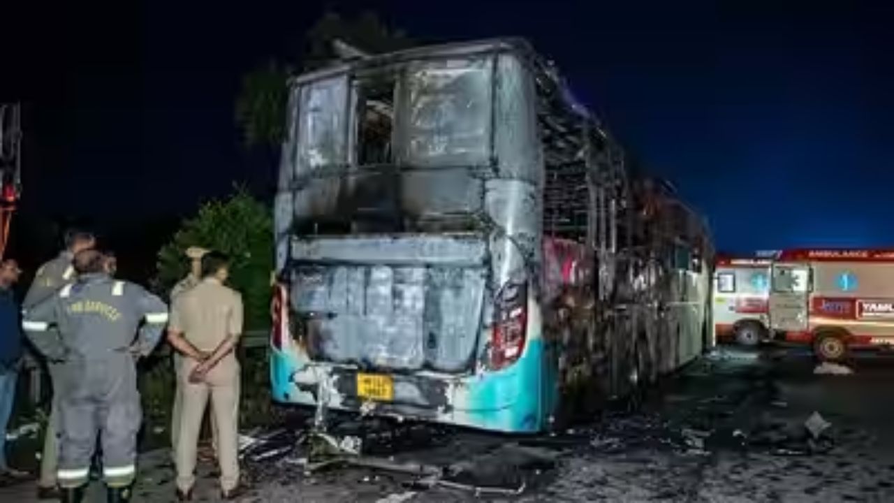 नोएडा बस आग घटना की हाई लेवल कमेटी करेगी जांच: योगी सरकार का बड़ा फैसला, बचने वालों ने सुनाया खौफनाक मंजर नोएडा बस आग घटना की हाई लेवल कमेटी करेगी जांच: योगी सरकार का बड़ा फैसला, बचने वालों ने सुनाया खौफनाक मंजर